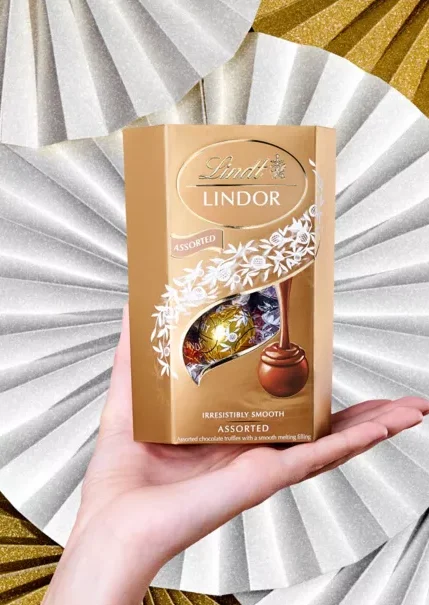 R03639958_ALT02 Lindt LINDOR Assorted Cornet 496g - Image 1